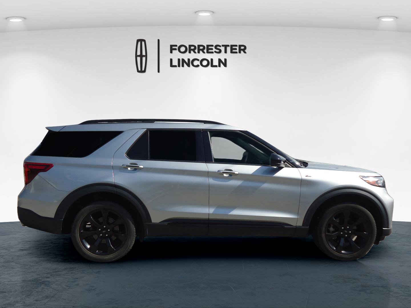 Used 2022 Ford Explorer ST-Line w/ Class IV Trailer Tow Package image 2