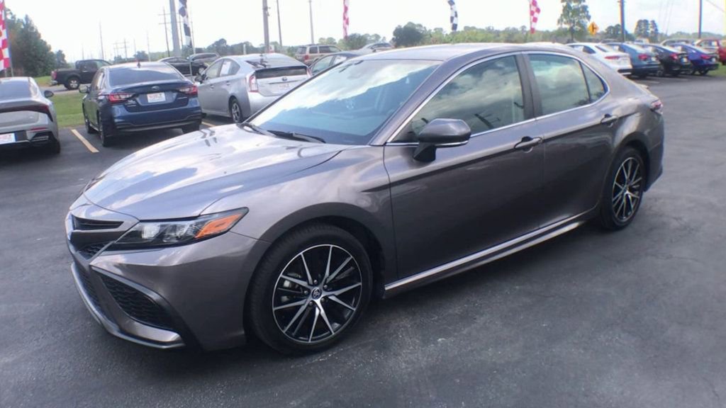 Used 2023 Toyota Camry SE image 4