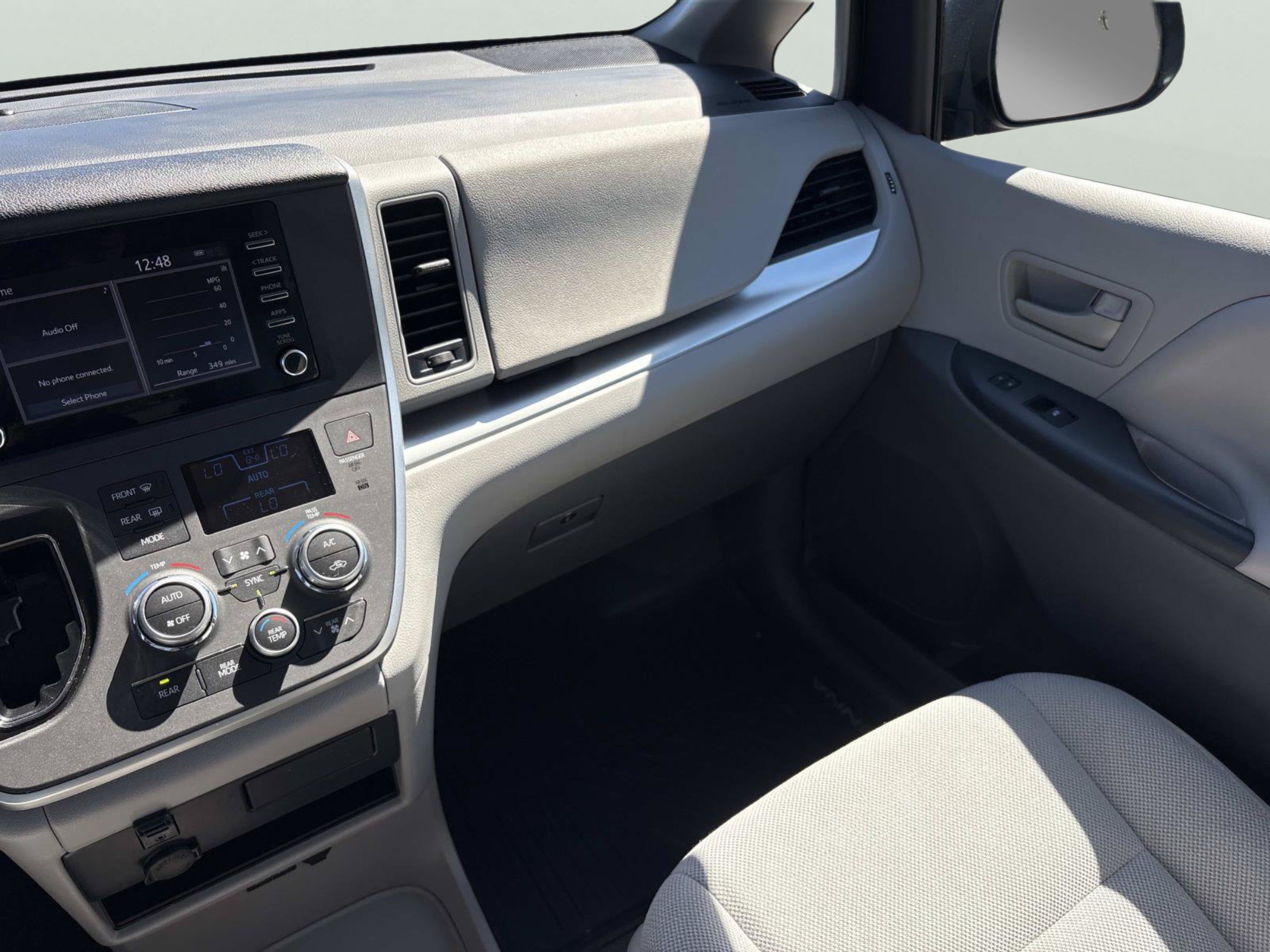 Used 2020 Toyota Sienna L FWD image 11