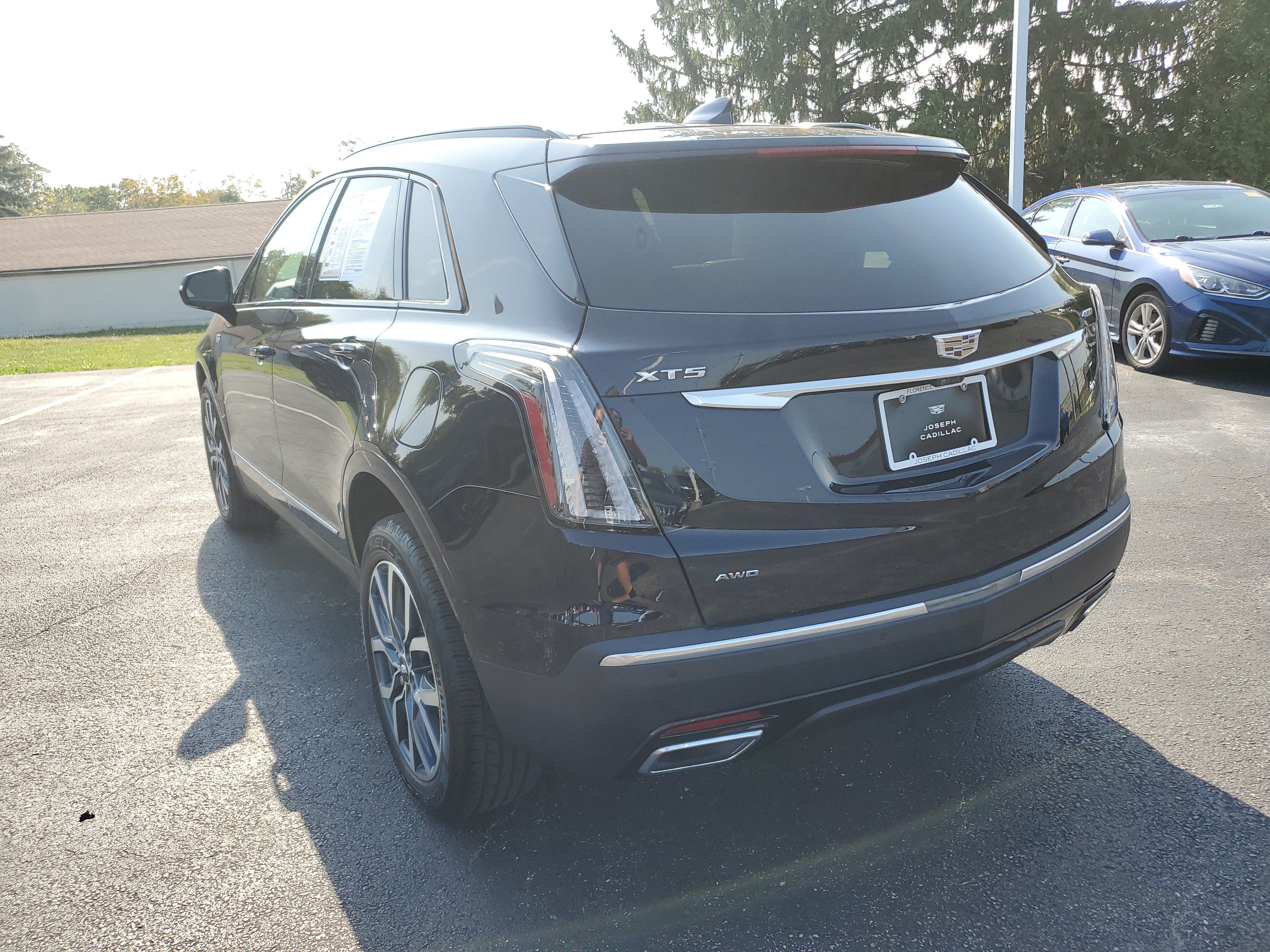 Used 2021 Cadillac XT5 Sportv AWD/4WD image 2