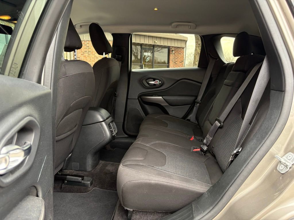 Used 2019 Jeep Cherokee Latitude w/ Popular Appearance Group image 39