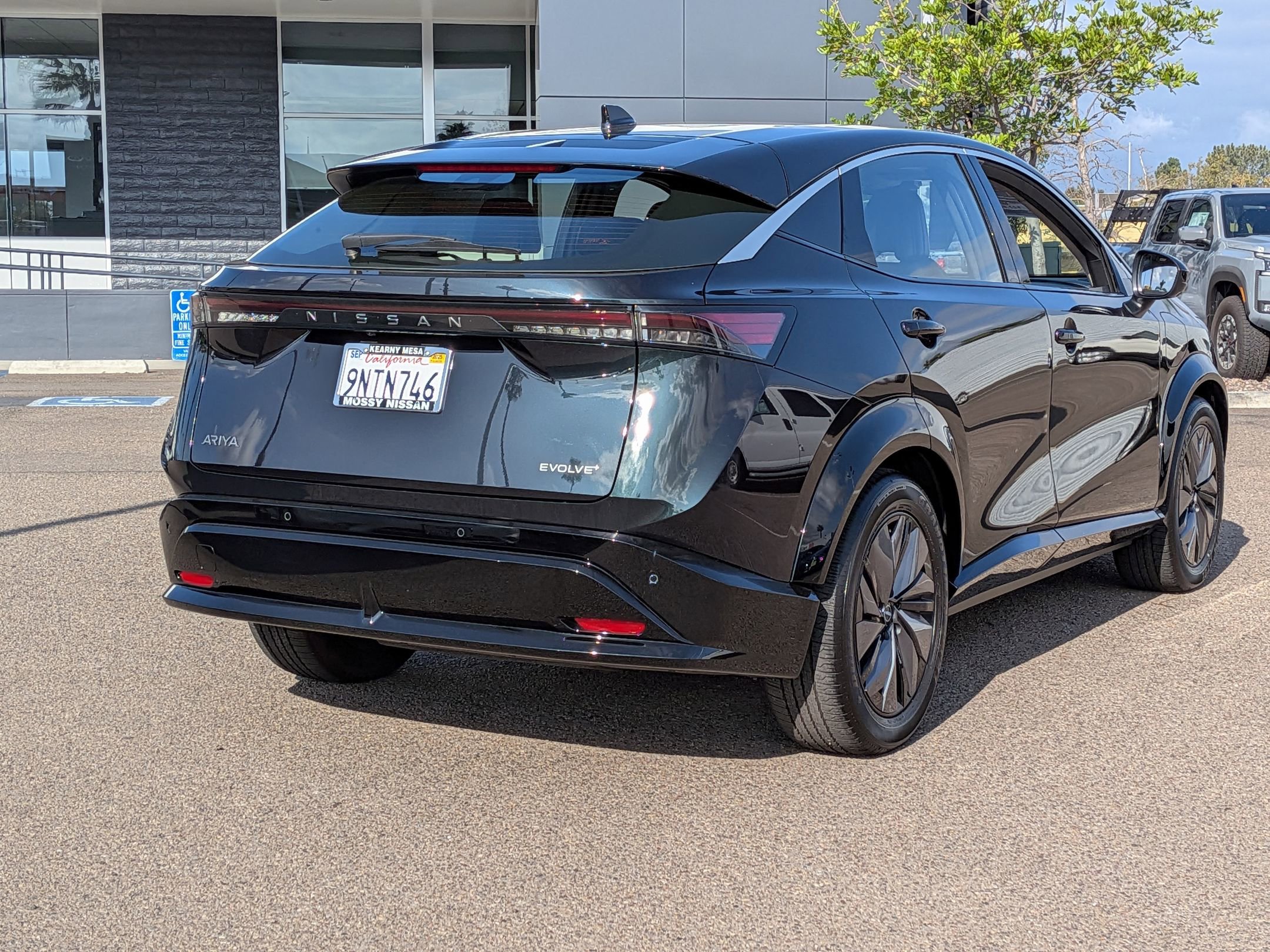 Used 2024 Nissan Ariya FWD image 7
