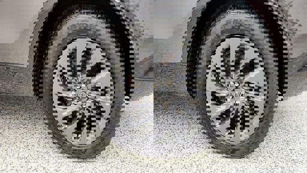 Used 2024 Land Rover Discovery Dynamic SE image 9