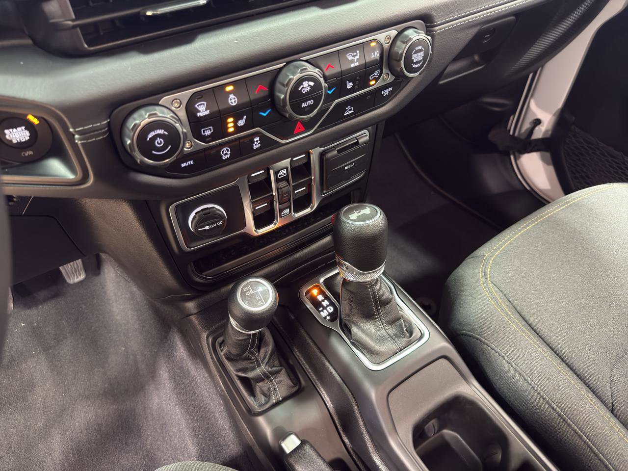 Used 2025 Jeep Wrangler Unlimited Sahara AWD/4WD image 24