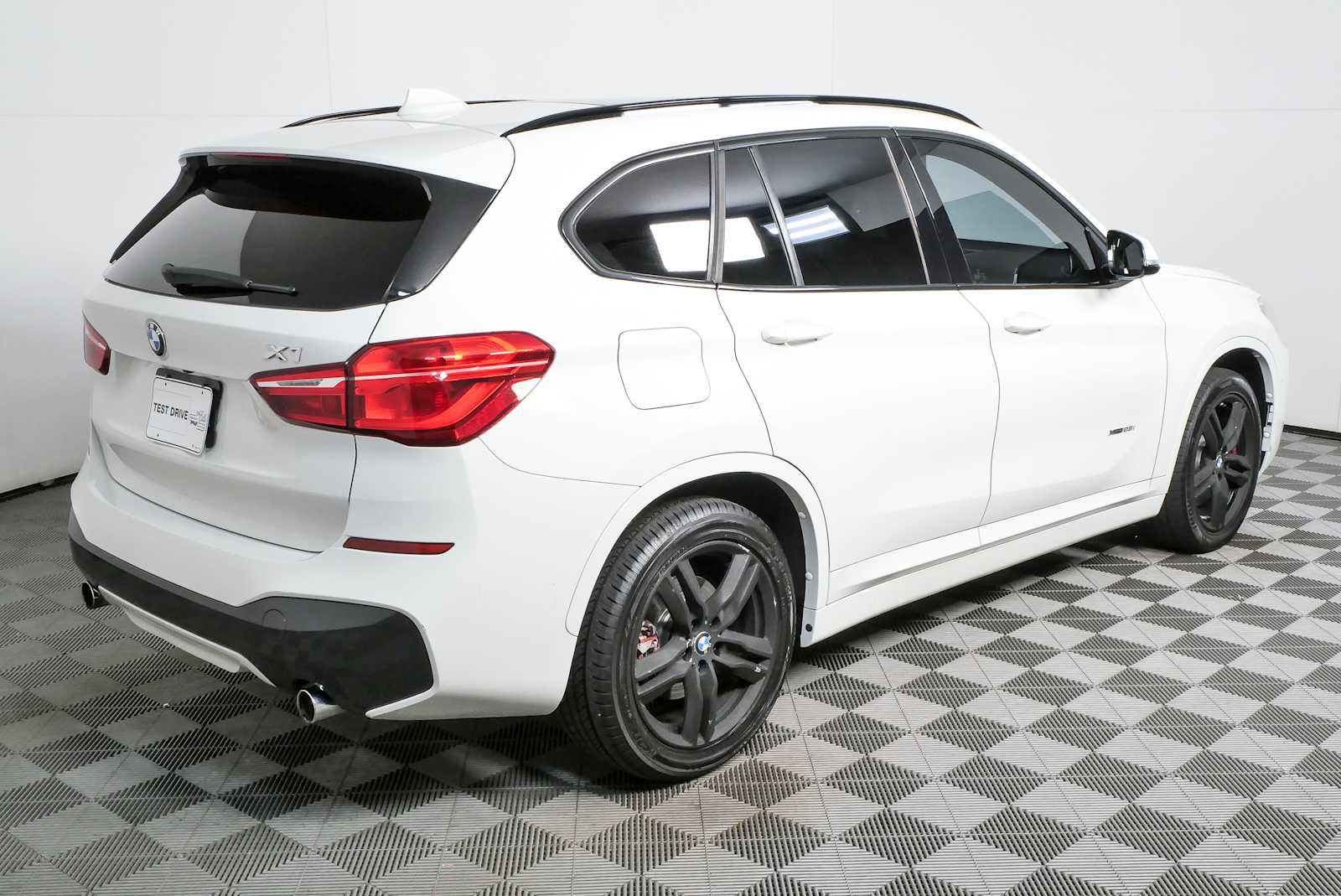 Used 2018 BMW X1 xDrive28i w/ M Sport Package AWD/4WD image 3