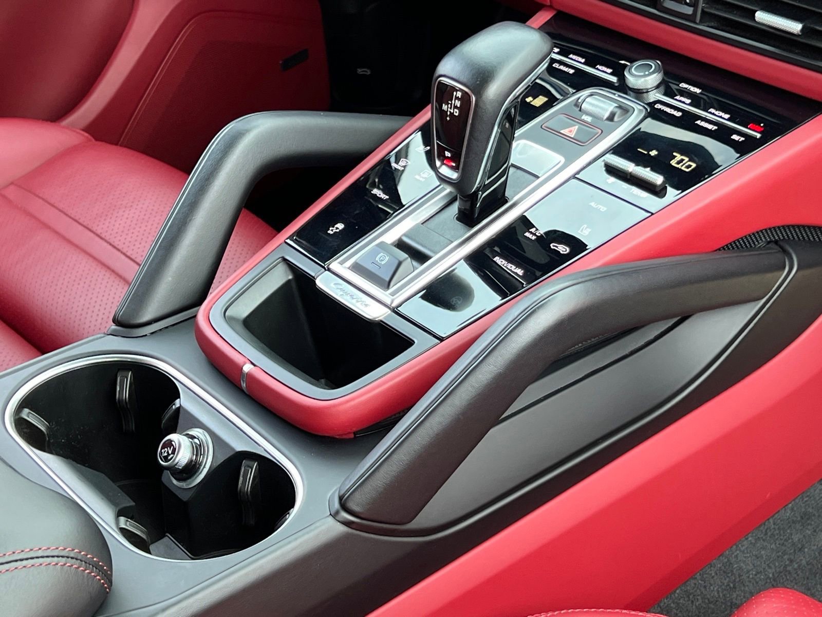 Certified 2022 Porsche Cayenne Platinum Edition image 34