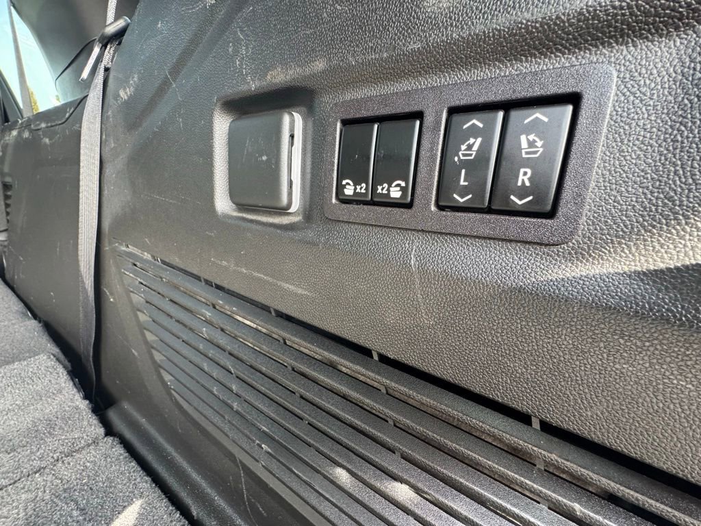 Used 2023 GMC Yukon SLT w/ SLT Luxury Package image 41