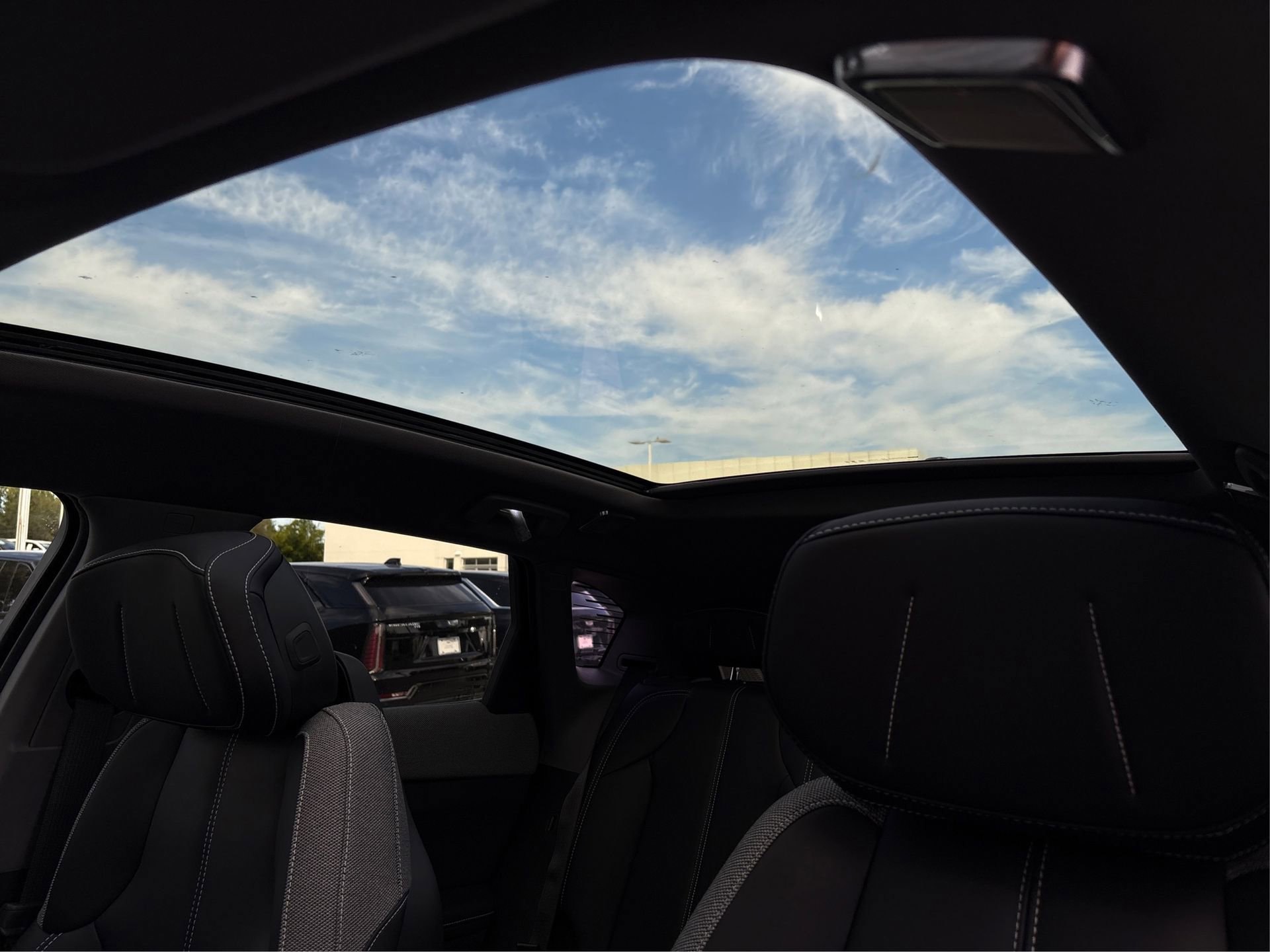 New 2025 Cadillac Optiq Sport 1 w/ LPO, ONYX Package image 30