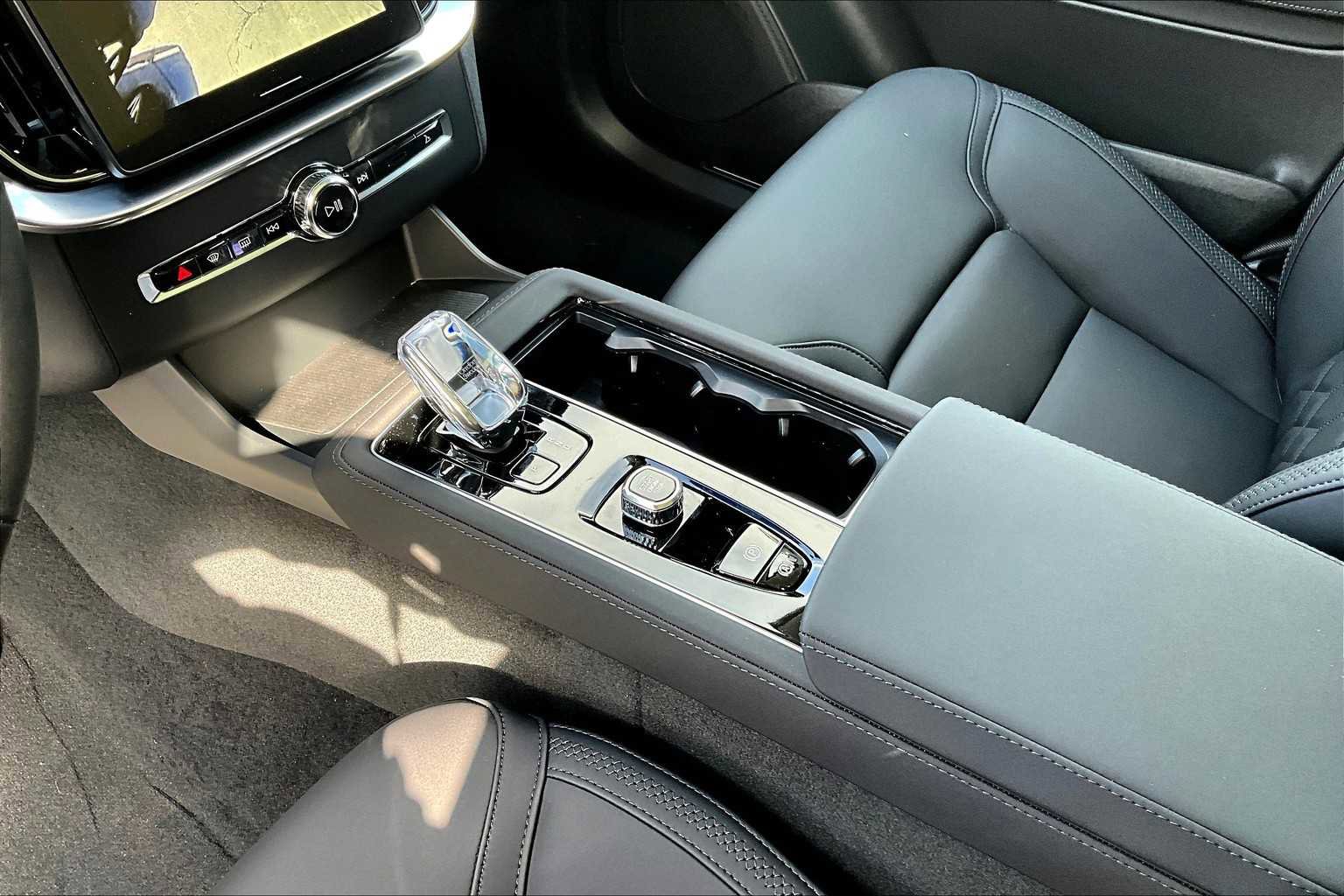 New 2026 Volvo XC90 B5 Plus w/ Protection Package Premier image 10