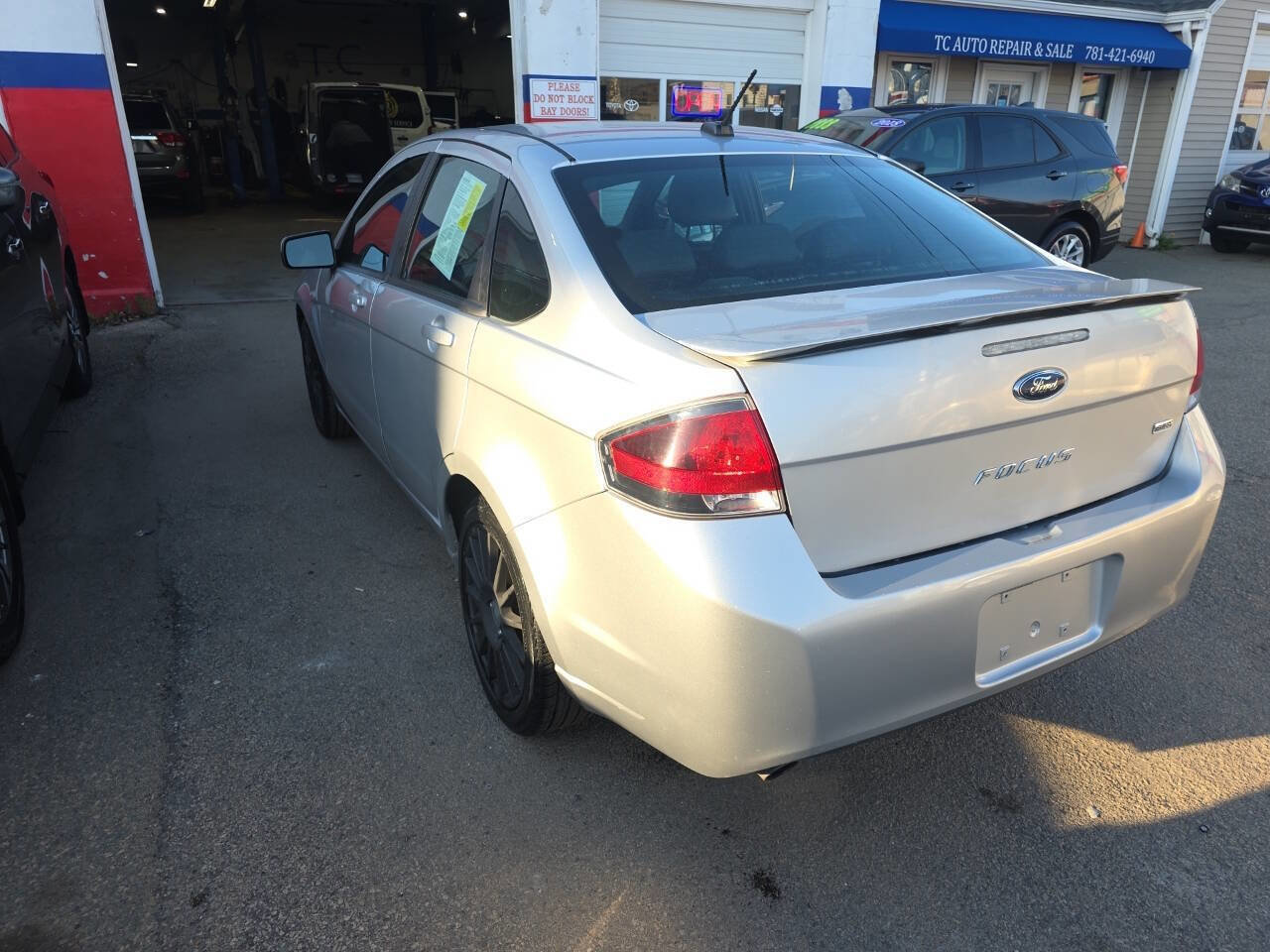 Used 2010 Ford Focus SES FWD image 6