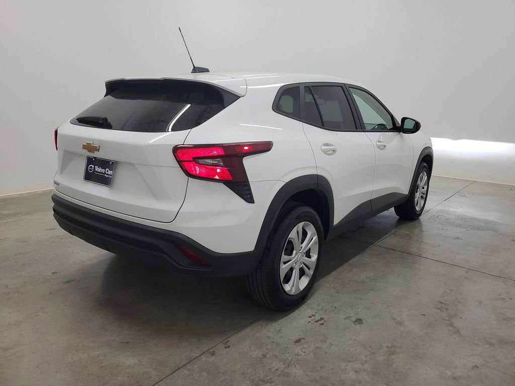 Used 2025 Chevrolet Trax LS w/ Driver Confidence Package image 5