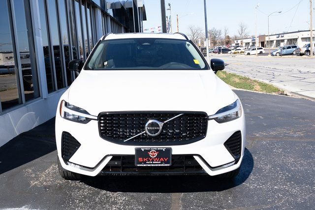 Used 2023 Volvo XC60 B5 Plus image 3