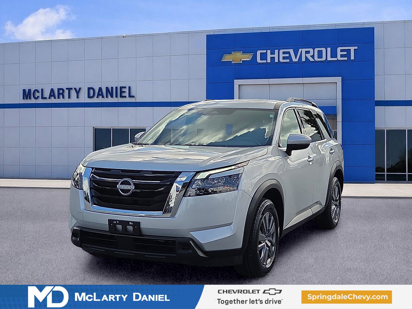 Used 2025 Nissan Pathfinder SV FWD image 2