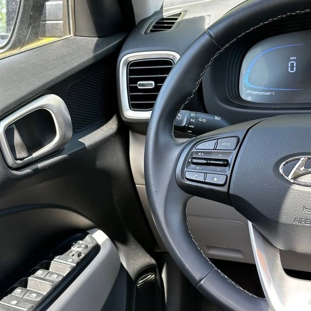 Certified 2025 Hyundai Venue SEL FWD image 25