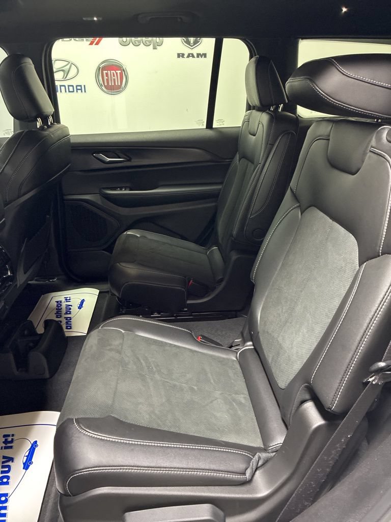 Used 2025 Jeep Grand Cherokee L Altitude AWD/4WD image 24
