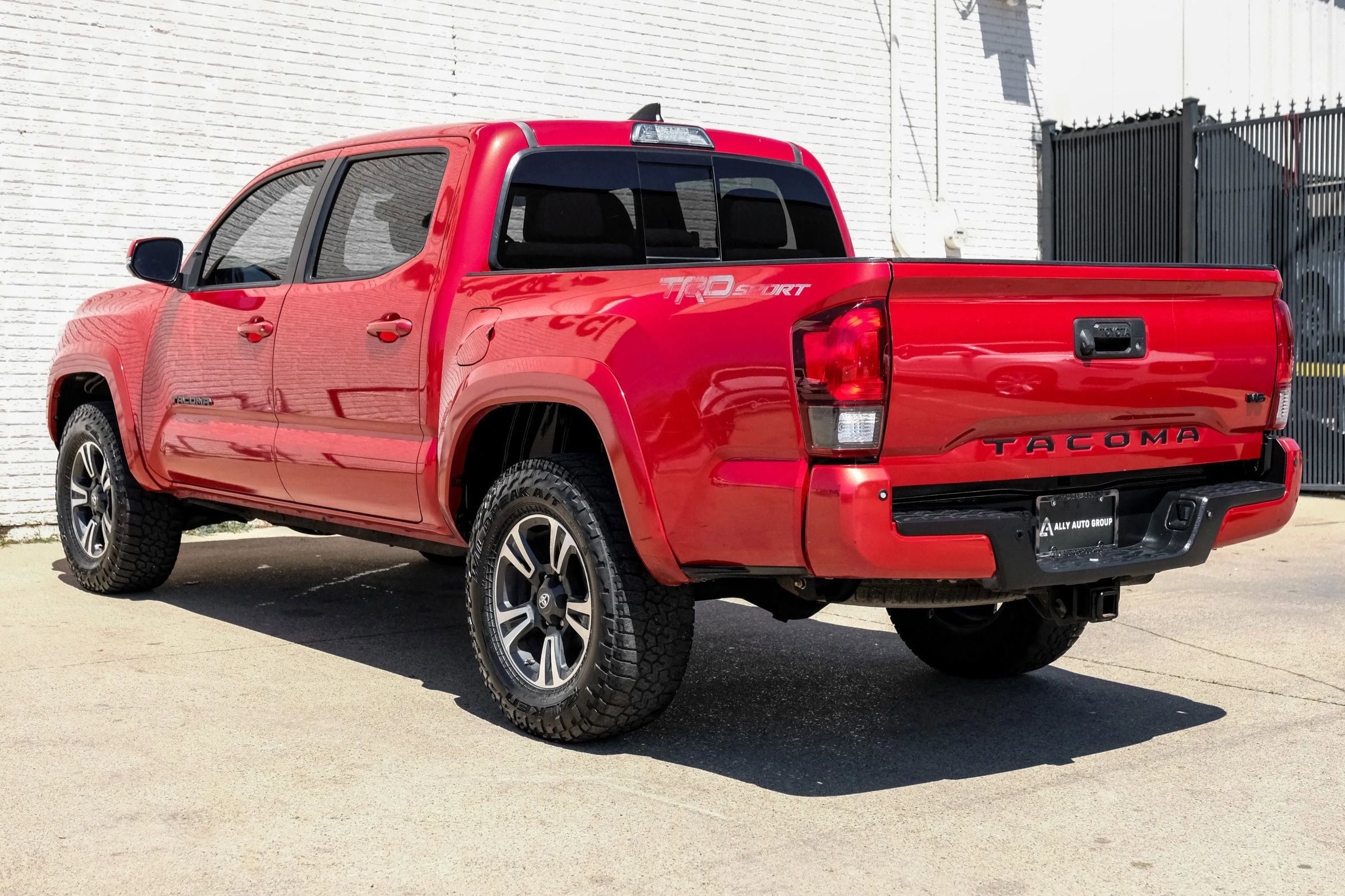 Used 2018 Toyota Tacoma TRD Sport w/ Technology Package RWD image 9