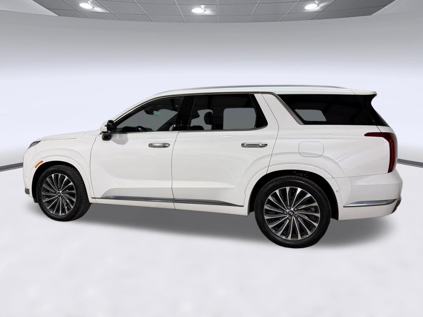 Used 2023 Hyundai Palisade Calligraphy FWD image 2