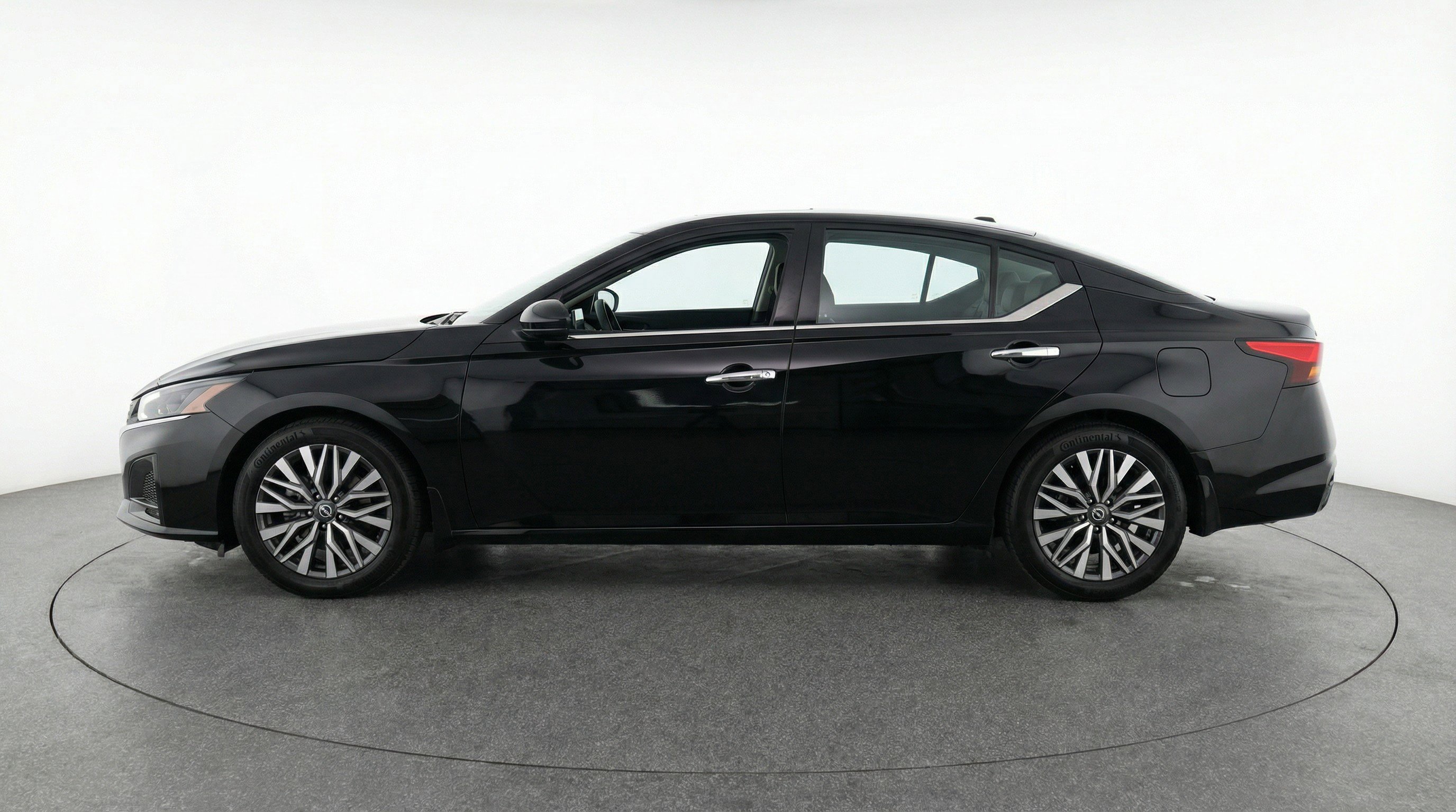 Used 2025 Nissan Altima 2.5 SV FWD image 5