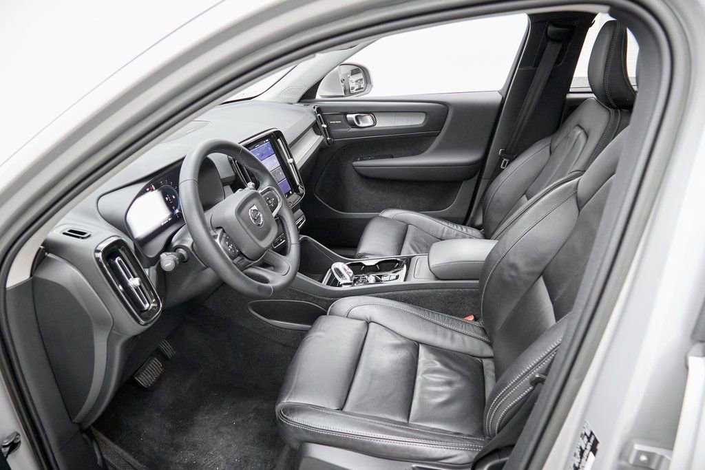 Used 2023 Volvo XC40 B5 Ultimate w/ Protection Package Premier image 18
