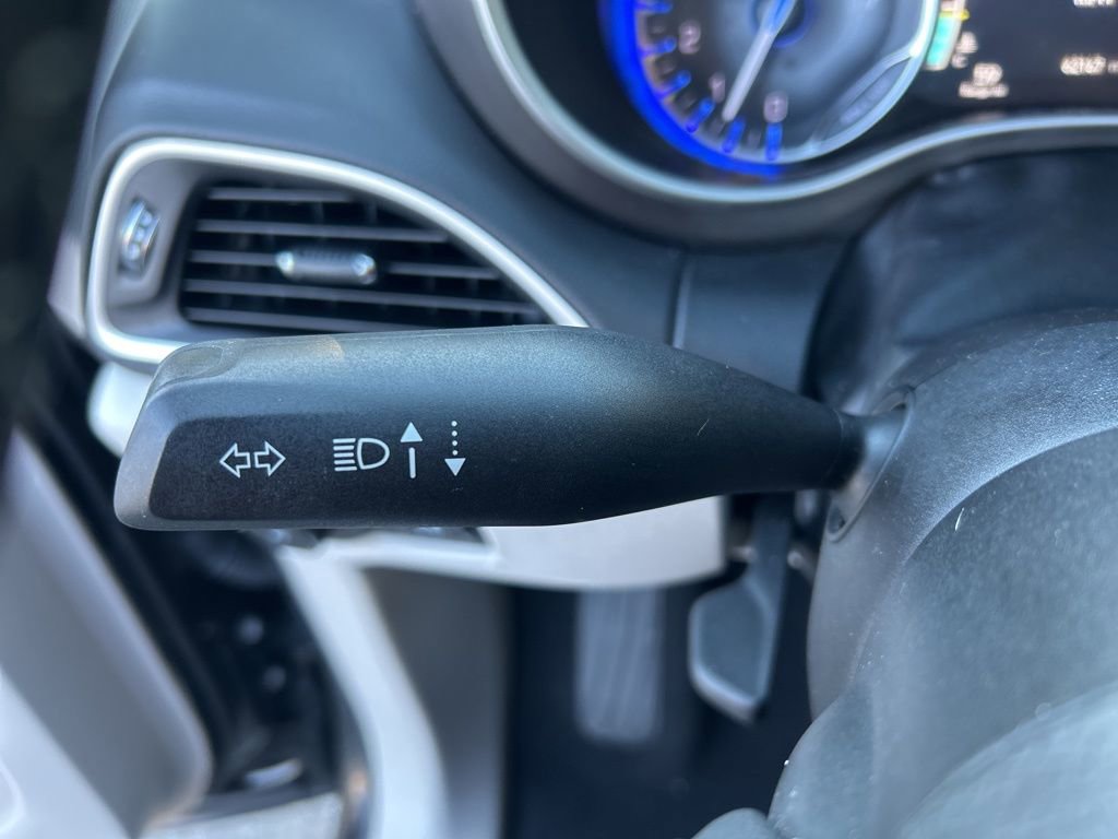 Used 2024 Chrysler Pacifica Touring-L image 13