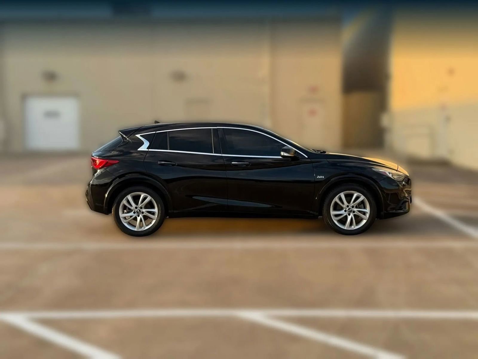 Used 2018 INFINITI QX30 w/ Cargo Package FWD image 10