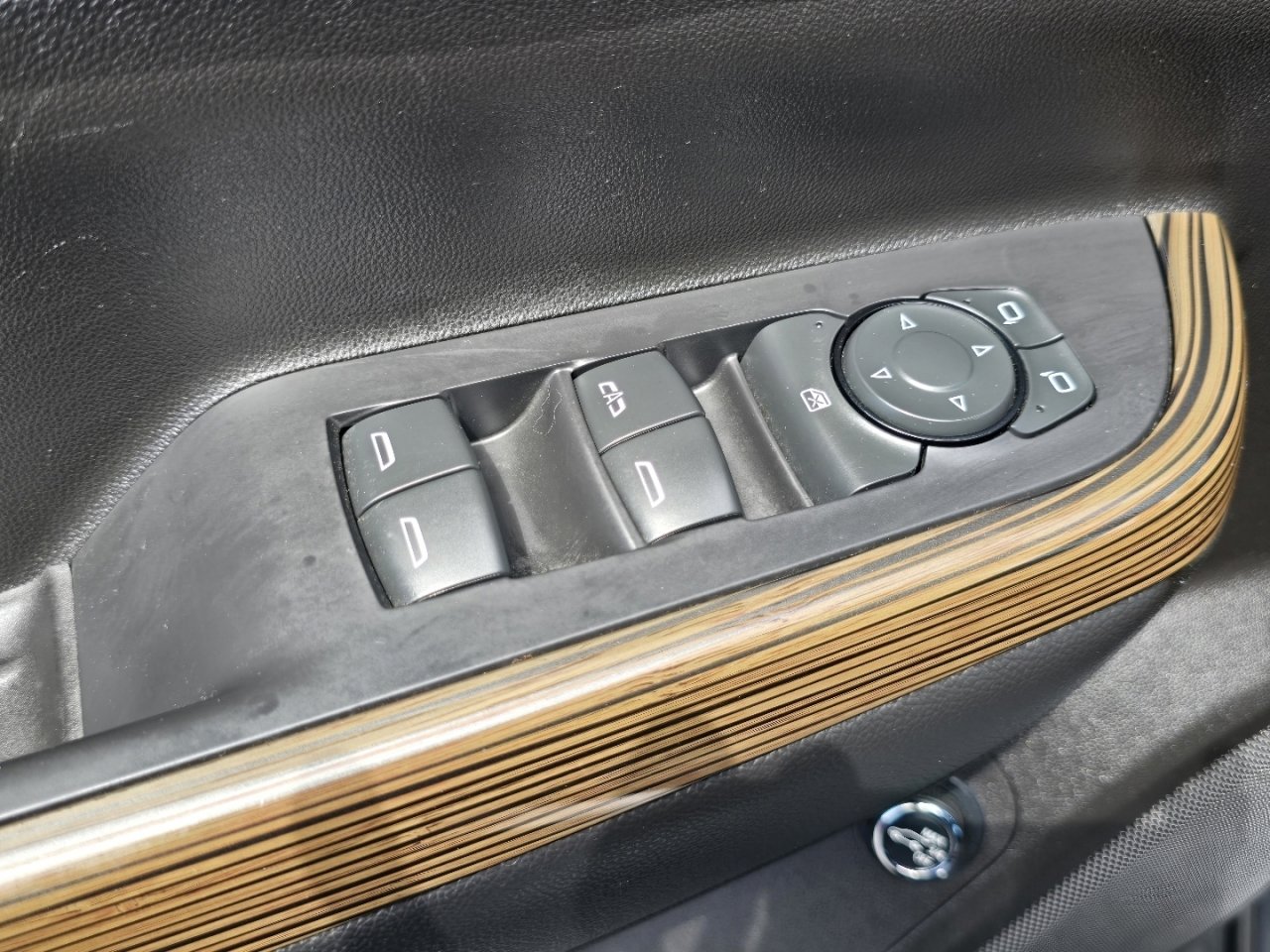 Used 2021 GMC Acadia SLE w/ Driver Convenience Package FWD image 22