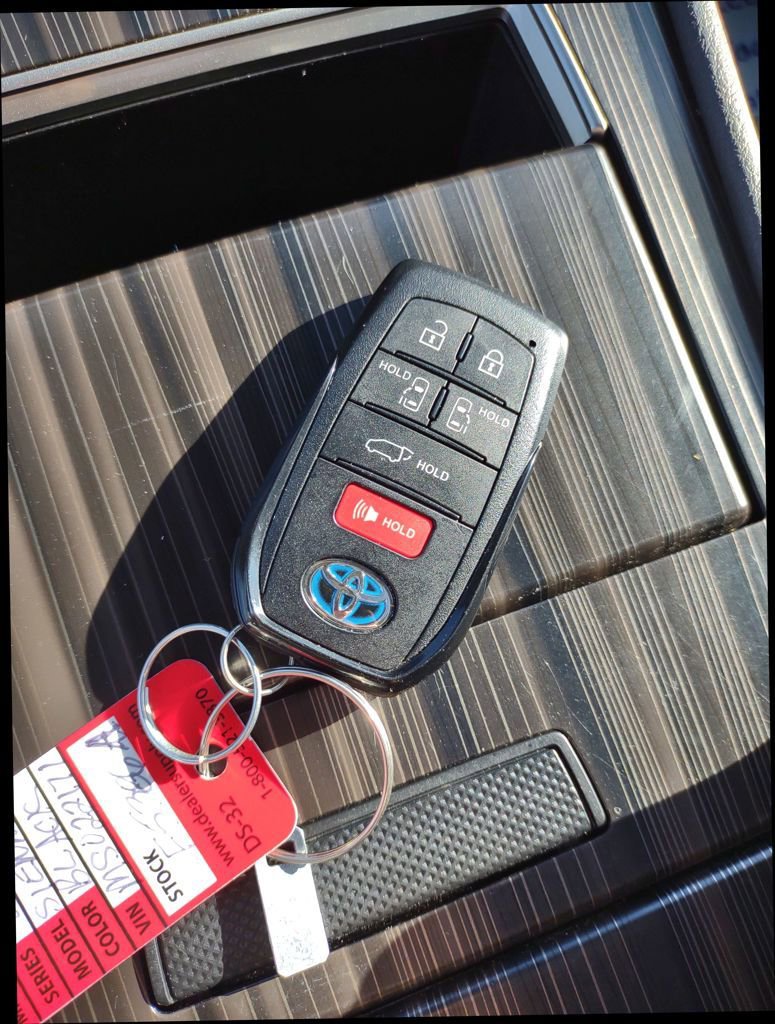 Used 2021 Toyota Sienna Limited image 33