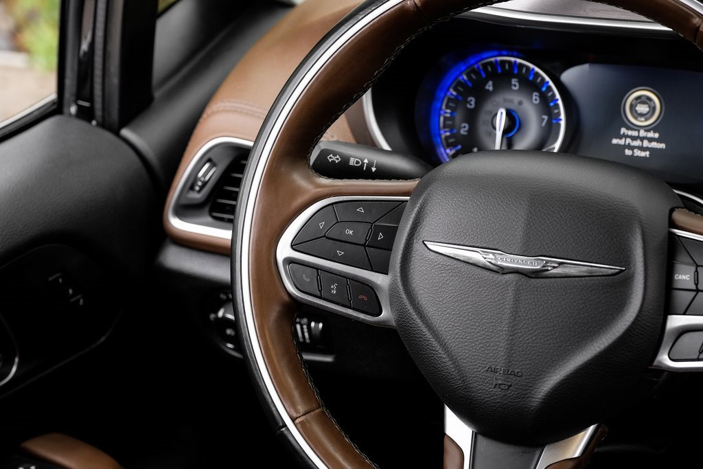 Used 2018 Chrysler Pacifica Limited image 27