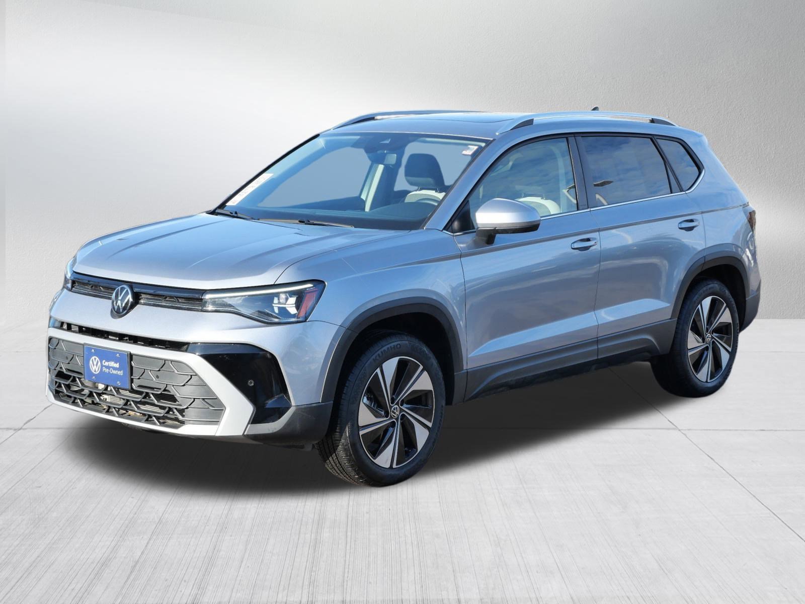 Certified 2025 Volkswagen Taos SE image 3