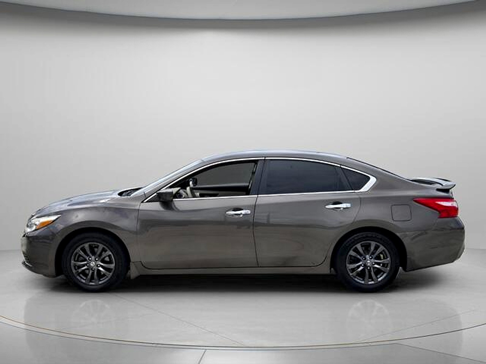 Used 2017 Nissan Altima 2.5 S w/ Power Driver Seat Package FWD image 3