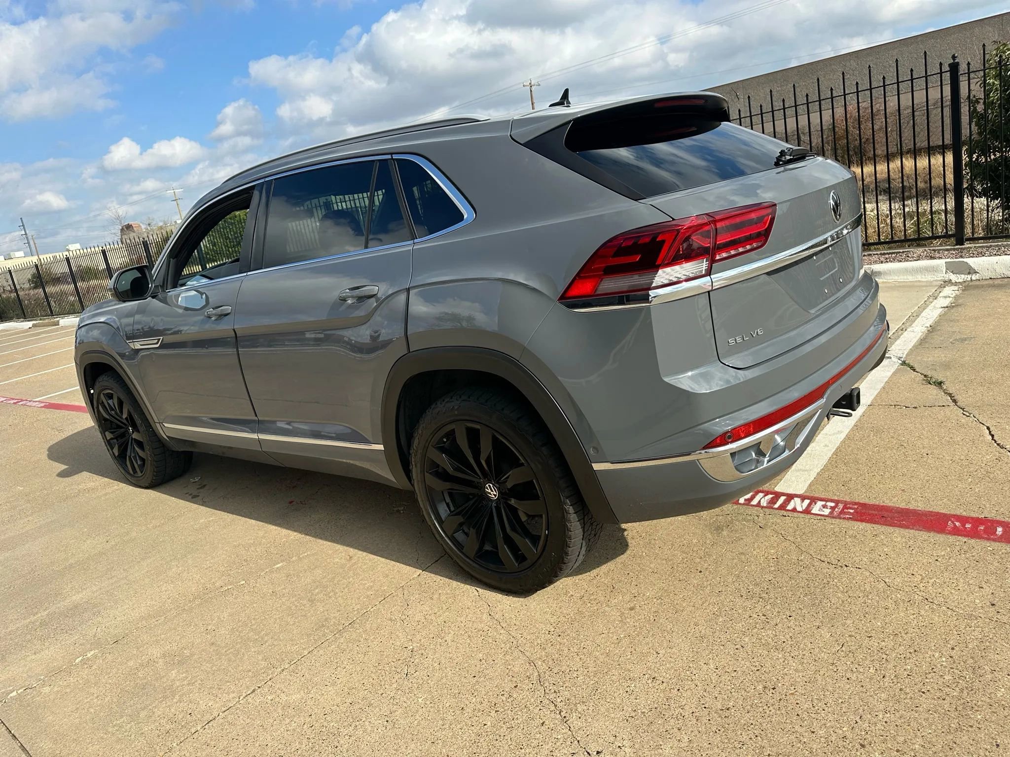 Used 2022 Volkswagen Atlas Cross Sport SEL Premium R-Line w/ Cross Sport MDO Package image 8