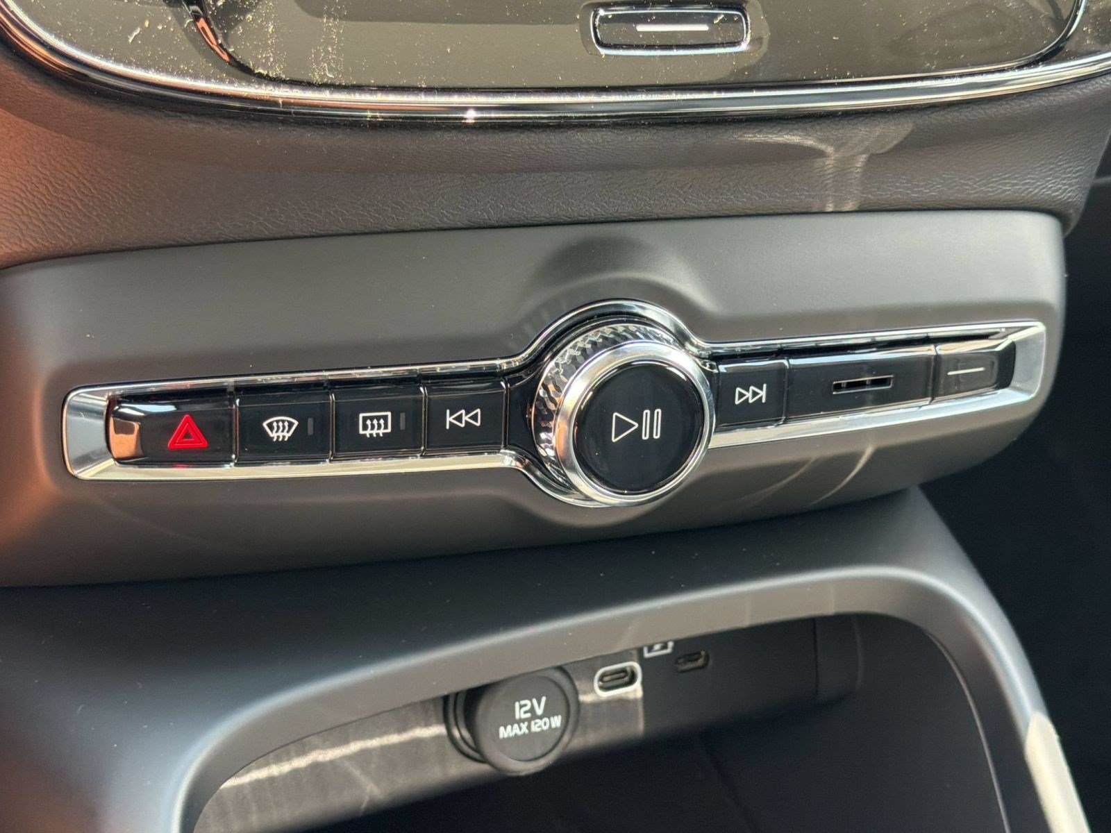 New 2026 Volvo XC40 B5 Plus w/ Climate Package AWD/4WD image 17