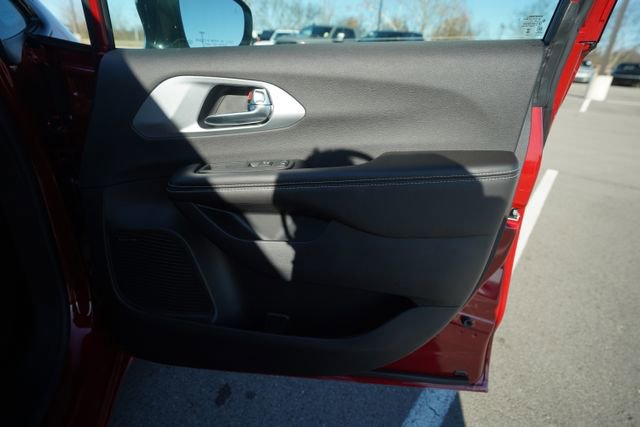 New 2026 Chrysler Pacifica Limited w/ Uconnect Theater Family Group image 20