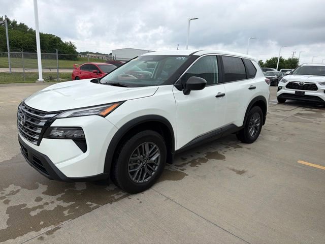 Used 2025 Nissan Rogue S FWD image 3