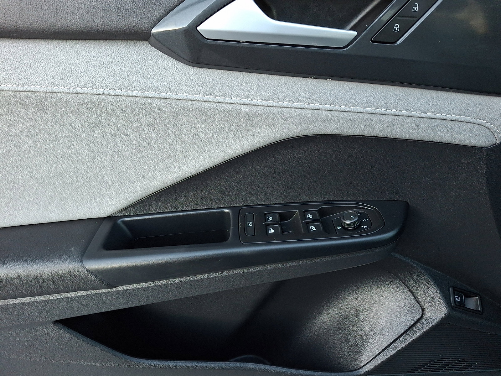 Used 2022 Volkswagen Taos SEL image 13