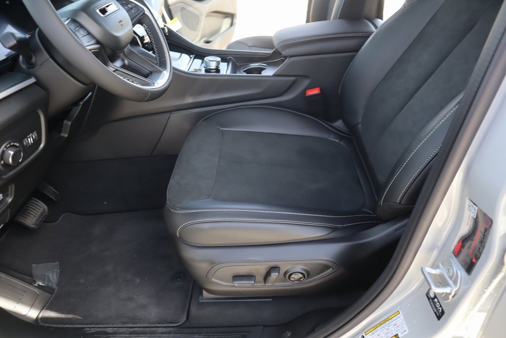 New 2025 Jeep Grand Cherokee L Altitude image 11