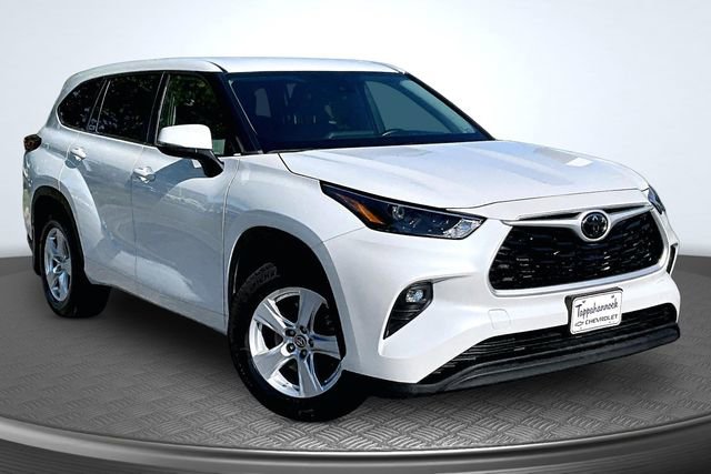 Used 2023 Toyota Highlander LE AWD/4WD image 3