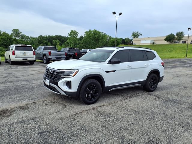 Used 2025 Volkswagen Atlas Peak Edition SE AWD/4WD image 40