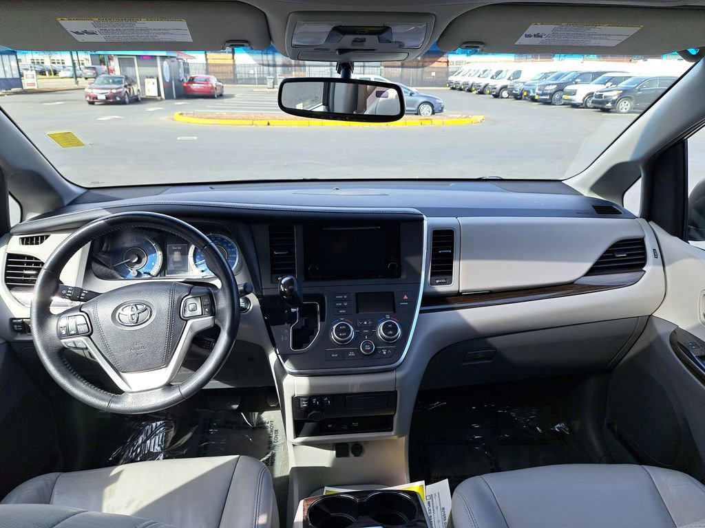 Used 2017 Toyota Sienna XLE Premium image 18