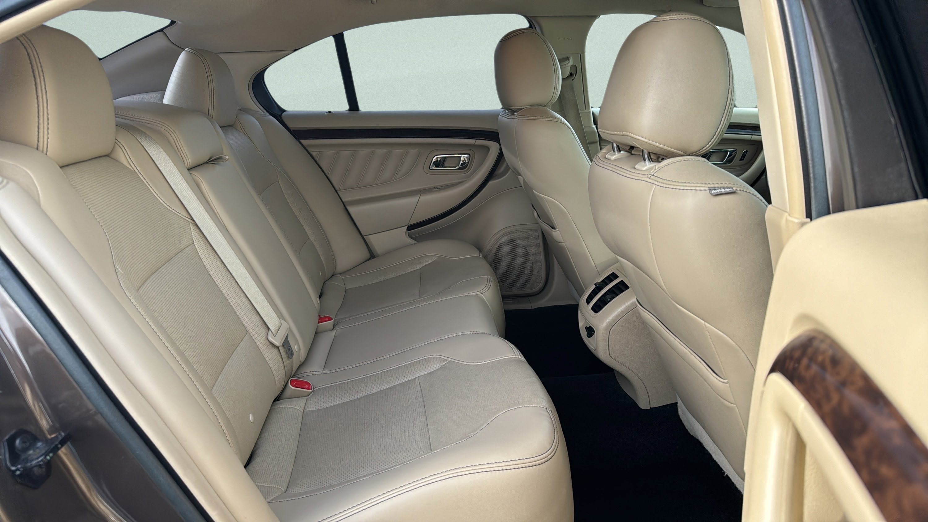 Used 2015 Ford Taurus Limited FWD image 29