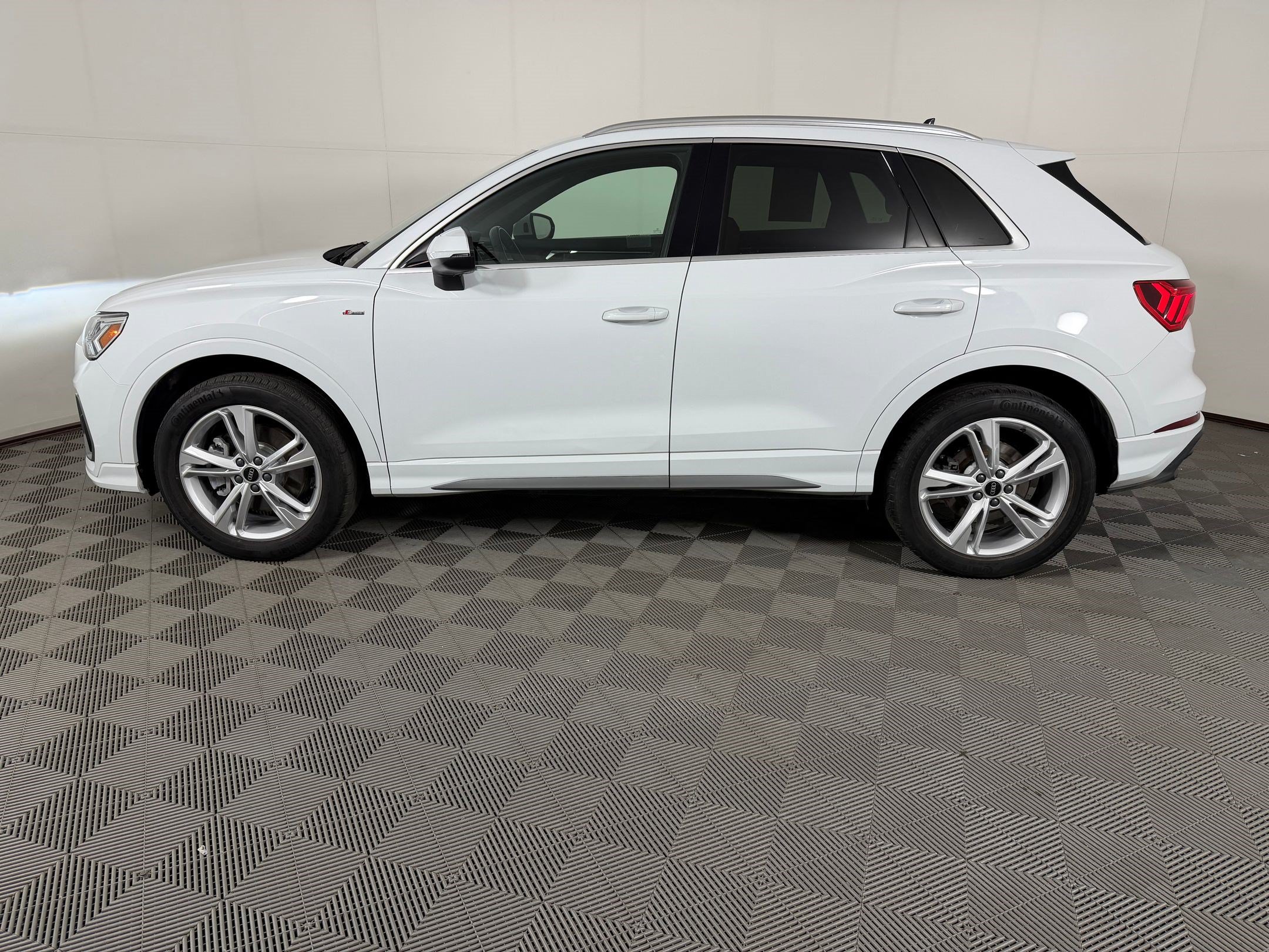 Certified 2023 Audi Q3 2.0T Premium w/ Convenience Package AWD/4WD image 2