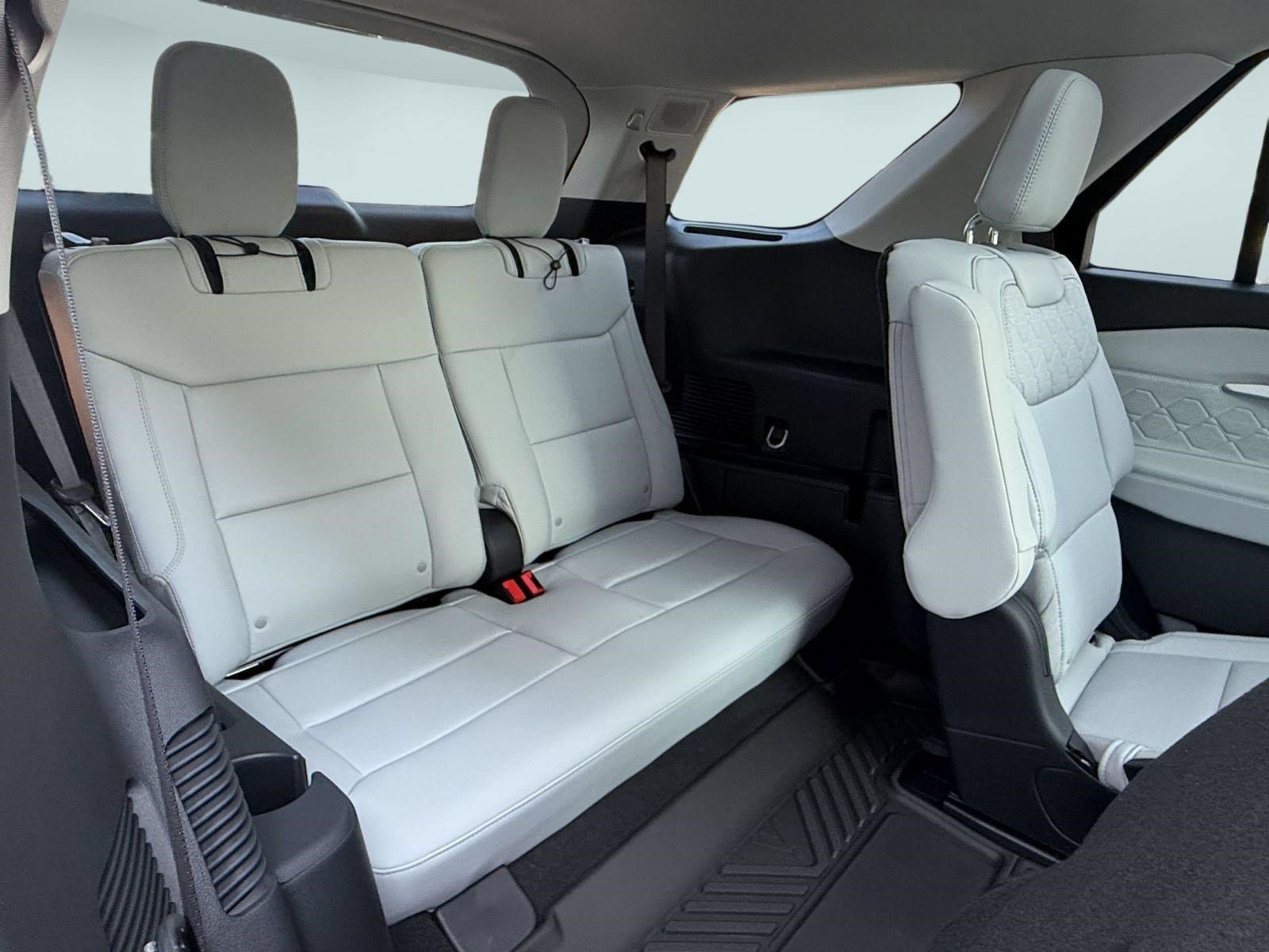 Used 2026 Ford Explorer Platinum w/ LUX Leather Package AWD/4WD image 24