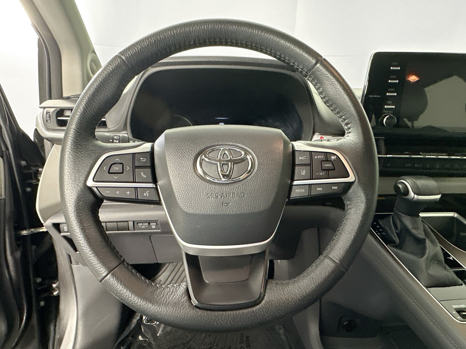 Used 2022 Toyota Sienna XLE w/ XLE Plus Package FWD image 11