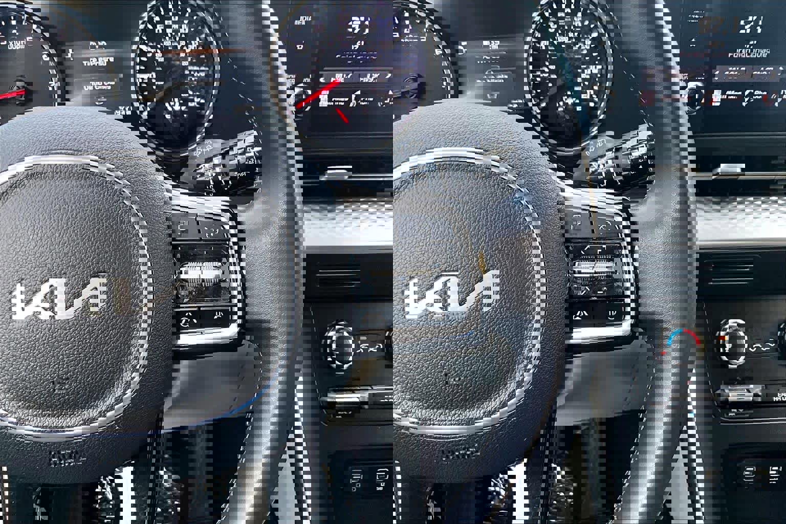 Used 2024 Kia Carnival LX image 23