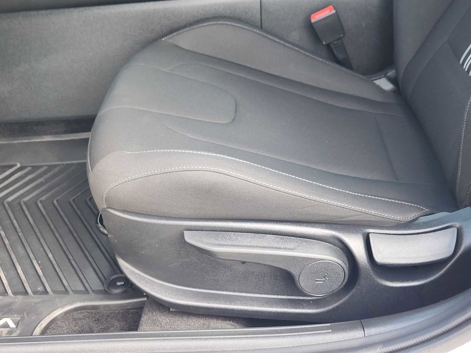 Used 2025 Hyundai Elantra SEL FWD image 22