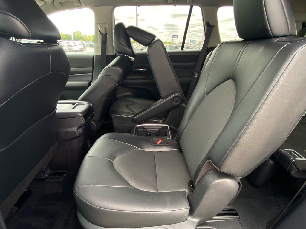 Used 2025 Toyota Grand Highlander AWD image 13