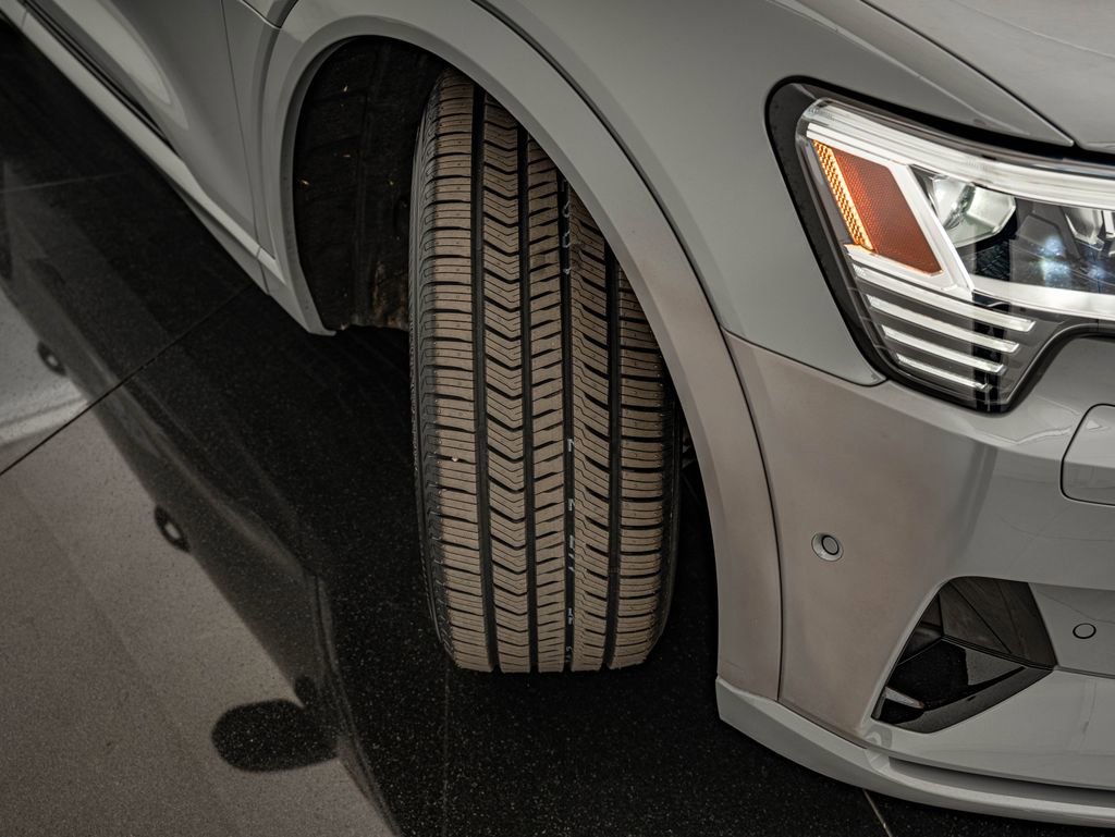 Used 2022 Audi e-tron Premium Plus w/ Premium Plus Package image 43