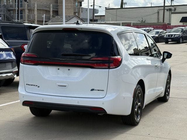 Used 2024 Chrysler Pacifica Limited FWD image 4