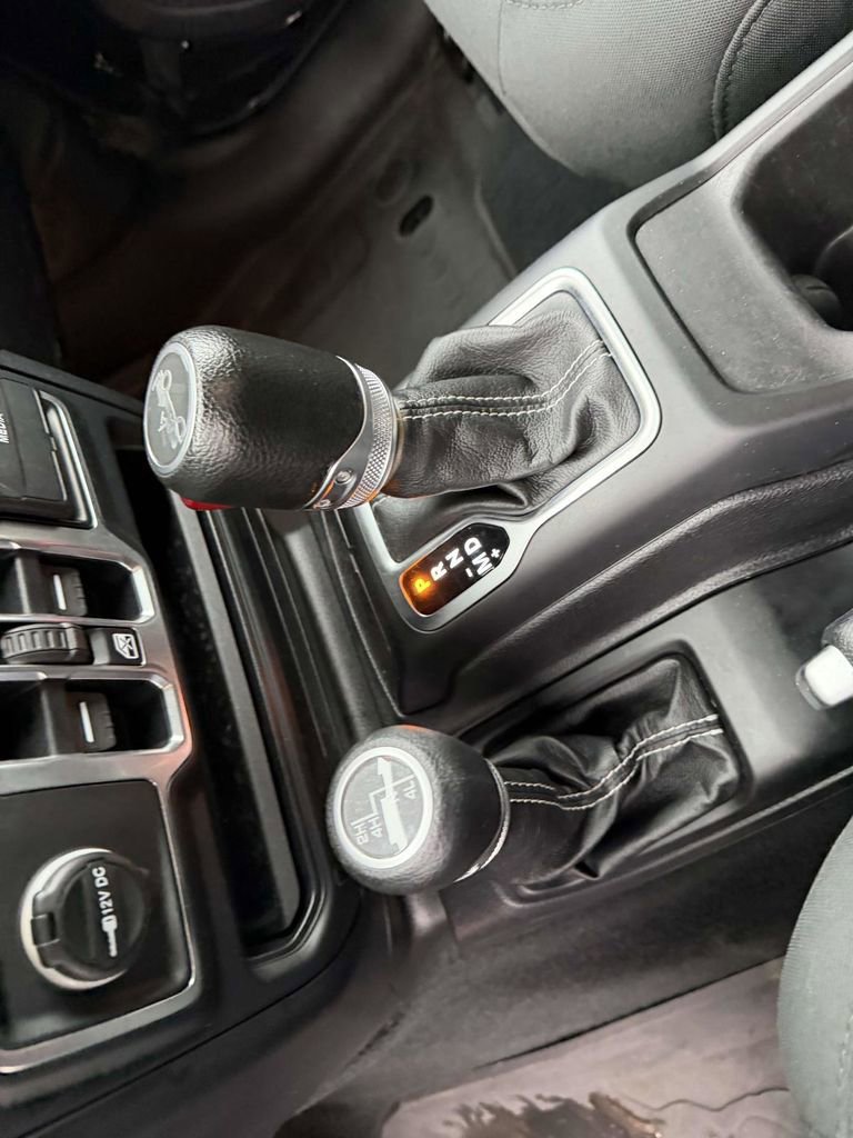 Used 2018 Jeep Wrangler Unlimited Sahara w/ Dual Top Group image 28