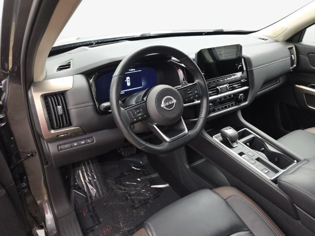 Used 2025 Nissan Pathfinder Platinum FWD image 16